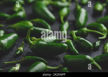 Jalapeno-Paprika auf Betonhintergrund Stockfoto