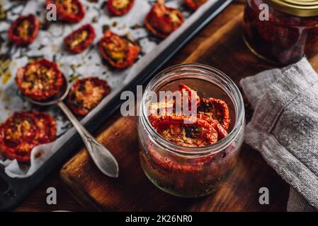 Im Ofen gebackene Tomaten mit Oregano in einem Glasglas Stockfoto
