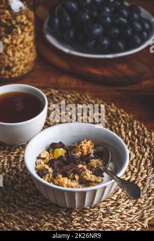 Müsli mit getrockneten Früchten und Schokolade in einer Schüssel Stockfoto