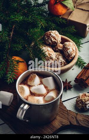 Heisse Weihnachtsschokolade mit Salmmikchen Stockfoto