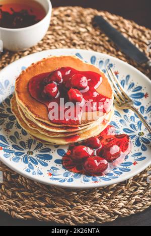 Stapel von Pfannkuchen mit Dogwood-Beere Marmelade Stockfoto