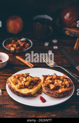 French Toast mit Apfel und Zimt Stockfoto