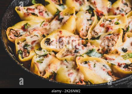 Eine Pfanne gefüllte Jumbo-Muscheln-Pasta Stockfoto