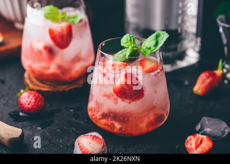Cocktails mit Erdbeere, Gin und Tonic Stockfoto