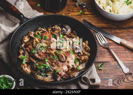 Gebratenes Schweinehals-Steak mit verschiedenen Pilzen Stockfoto