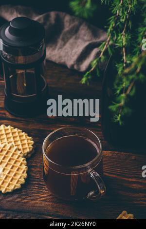 Tasse Kaffee in der französischen Presse gebrüht Stockfoto