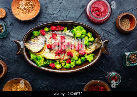 Köstlicher Goldkopffisch in Beerensauce. Stockfoto