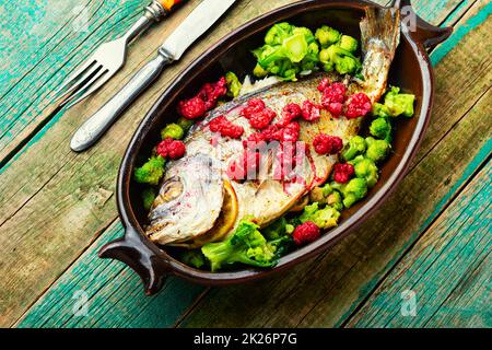 Leckerer Goldfisch in Beerensauce. Stockfoto