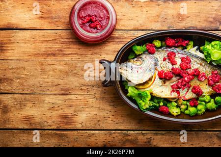 Köstlicher Goldkopffisch in Beerensauce. Stockfoto