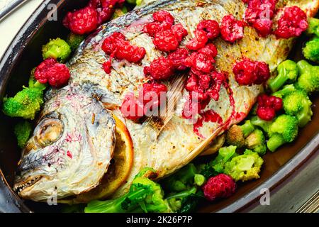 Köstlicher Goldkopffisch in Beerensauce. Stockfoto