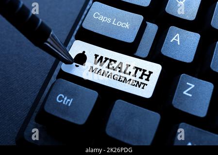 Schreiben mit Anzeige von Text Wealth Management. Business Approach Investment Advisory kombiniert andere Finanzdienstleistungen Veröffentlichen von typengeschriebenen Dokumenten Online mit der Eingabe von Long Term Contract Stockfoto