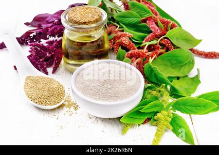 Mehl Amaranth in der Schüssel mit Öl auf dem Lichtbrett Stockfoto