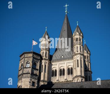 Große Sankt Martin Kirche (Groß Sankt Martin), Köln. (Ehemaliges Stapelhaus im Vordergrund) Stockfoto