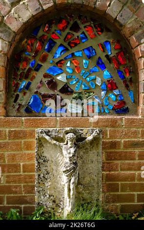 Der Schrein im ummauerten Garten der Prinknash Abbey, Gloucestershire Stockfoto