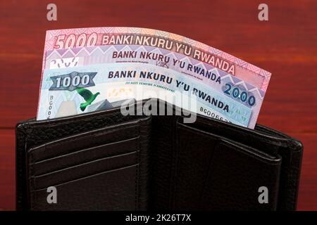 Ruanda-Geld in der schwarzen Brieftasche Stockfoto