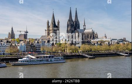 Große St. Martin Kirche (Groß Sankt Martin) und Kölner Dom (Dom St. Peter) Stockfoto