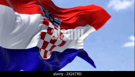 Detail der Nationalflagge Kroatiens, die an einem klaren Tag im Wind winkt Stockfoto