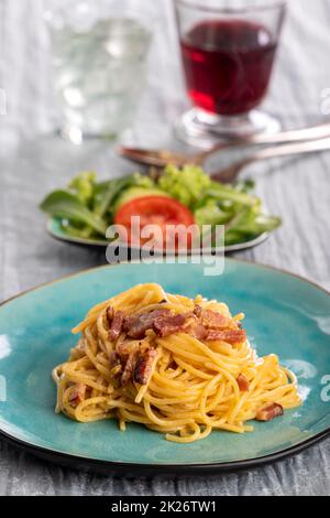 Spaghetti Carbonara auf einer blauen Platte Stockfoto