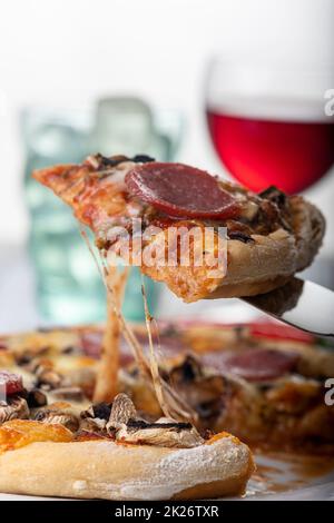 Stück Pizza auf einem Kuchen server Stockfoto