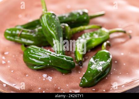 Grüne Pimientos de Padron mit Meersalz Stockfoto