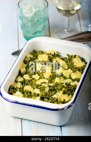 Bayerische Spinat Spätzle in eine Kasserolle Stockfoto