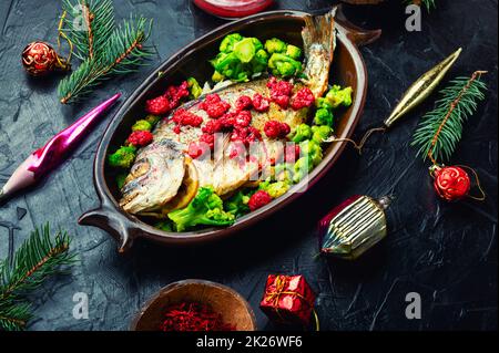 Köstlicher Goldkopffisch in Beerensauce. Stockfoto