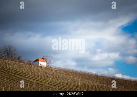 Herbstliche Weinberge, Weingartenkapelle in Neckenmarkt, Bezirk Oberpullendorf, Burgenland, Österreich Stockfoto