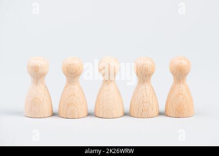 Gruppe von Menschen, gleiche Männer, soziale Distanzierung, Gemeinschaft von Menschen, Teamarbeit im Geschäft, Menge, Holzfiguren Stockfoto