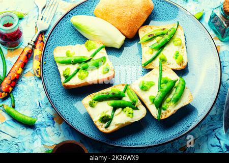 Leckere Bruschetta mit Gemüse Stockfoto