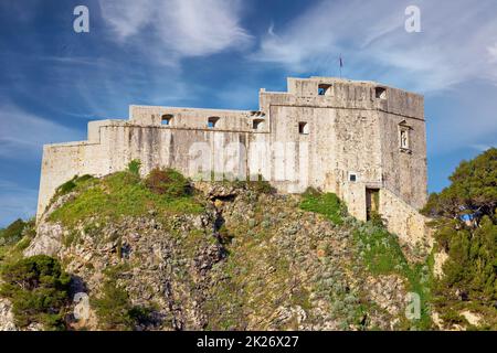 Dubrovnik. Blick auf die historische Stadtmauer und das Fort Lovrijenac Stockfoto