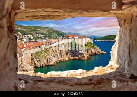 Die Stadt Dubrovnik und die Verteidigungsmauern blicken durch Steinfenster Stockfoto