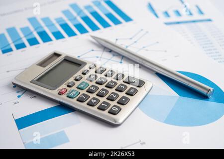 Taschenrechner auf Vorblattpapier mit Diagramm. Finanzentwicklung, Bankkonto, Statistik Investitionen Analytische Forschung Datenwirtschaft, Handel, Office Reporting Business Company Meeting Konzept. Stockfoto