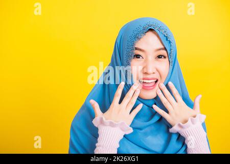 Asiatisch-muslimische Araberin Islam trägt Hijab, sie schockiert den Mund und berührt ihre Wangen Stockfoto