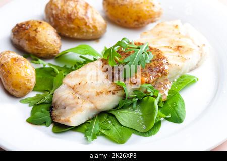 Gegrillter Karpfen mit Senfsoße und gegrillten Kartoffeln Stockfoto