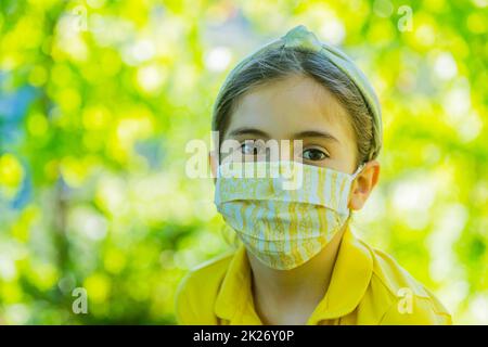 Kleines Mädchen mit Maske Stockfoto