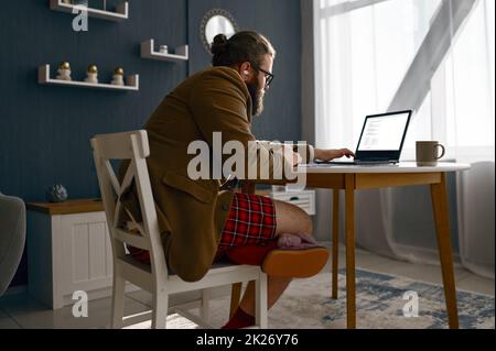 Fokussierter intelligenter Kerl Geek Experte, der online arbeitet Stockfoto