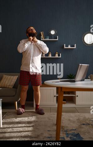Ein Geschäftsmann, der ein Stirnrunzeln ausstreut Stockfoto