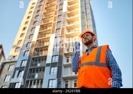 Bauarbeiter mit Walkie-Talkie auf der Baustelle Stockfoto