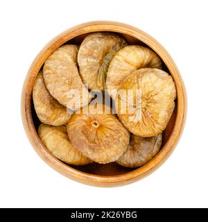 Sonnengetrocknete, reife und ganze Feigen, Ficus carica, in einer Holzschüssel Stockfoto