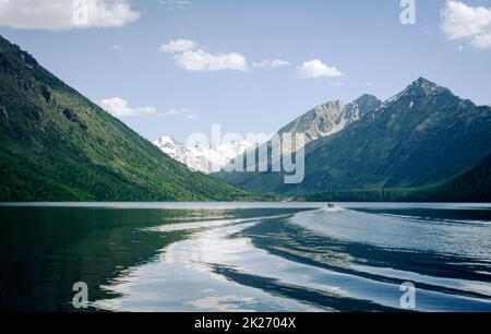 Landschaft des Multinsky-Bergsees in Altay Stockfoto