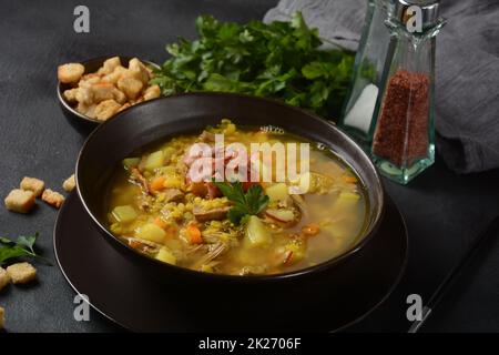 Linsen Erbsensuppe mit Speck, gebratene Zwiebel und Croutons Stockfoto