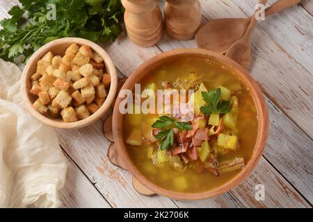 Linsen Erbsensuppe mit Speck, gebratene Zwiebel und Croutons Stockfoto