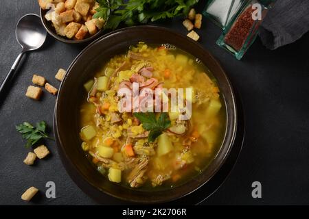 Linsen Erbsensuppe mit Speck, gebratene Zwiebel und Croutons Stockfoto
