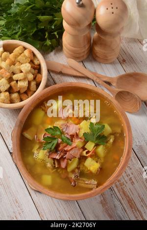 Linsen Erbsensuppe mit Speck, gebratene Zwiebel und Croutons Stockfoto