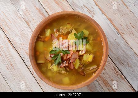 Linsen Erbsensuppe mit Speck, gebratene Zwiebel und Croutons Stockfoto