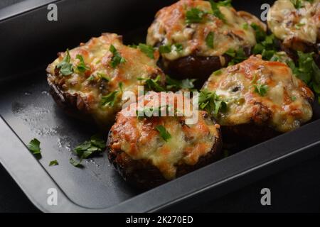 Gefüllte Pilzköpfe mit Frischkäse, Parmesan, Knoblauch und Kräutern. Stockfoto