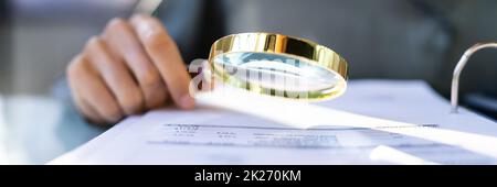 Audit Und Betrugsermittlung. Auditor Mit Vergrößerungsglas Stockfoto