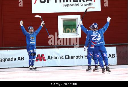 Bandy-Spiel zwischen IFK Motala (blau)-Villa Lidköping BK in den Elitserien in der XL Bygg Arena, Motala, Schweden. Stockfoto