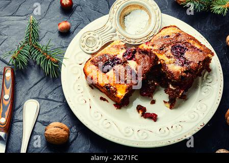 Schokoladenkuchen mit Kirschen. Stockfoto
