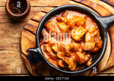 Stroganoff mit Pilzen in einer cremigen Sauce Stockfoto